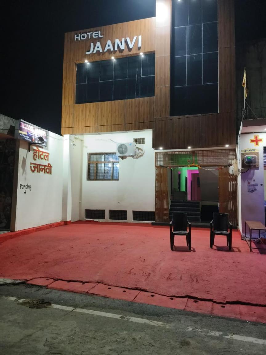 Hotel Jaanvi オルチャ エクステリア 写真